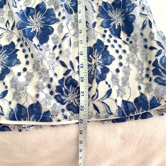Lane Bryant Blue/White floral open shoulder flouncy blouse with lace. Size 26/28 - Picture 8 of 10
